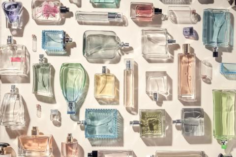 perfumes_flatlay_pastels