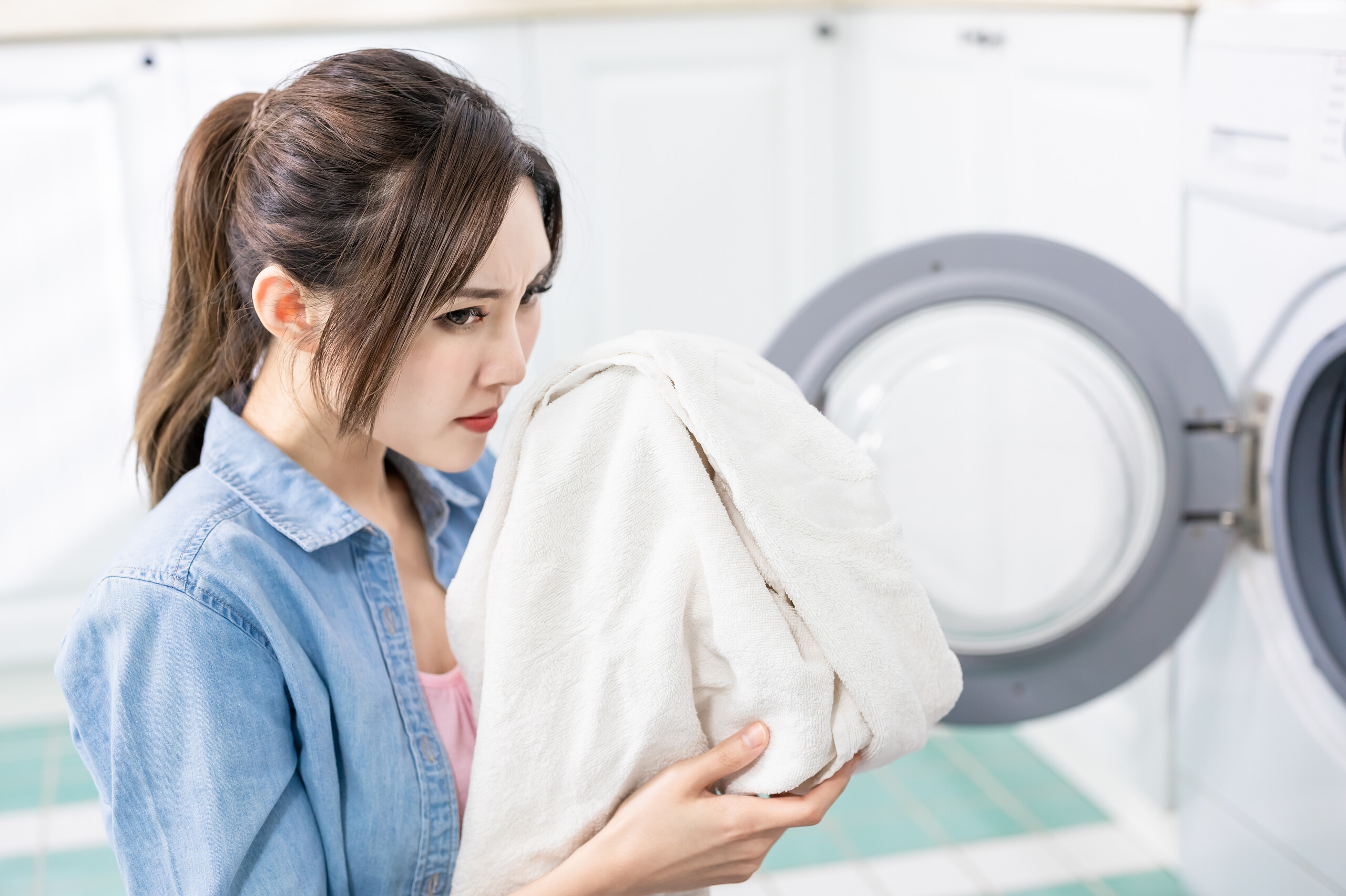 asian_woman_smelling_laundry