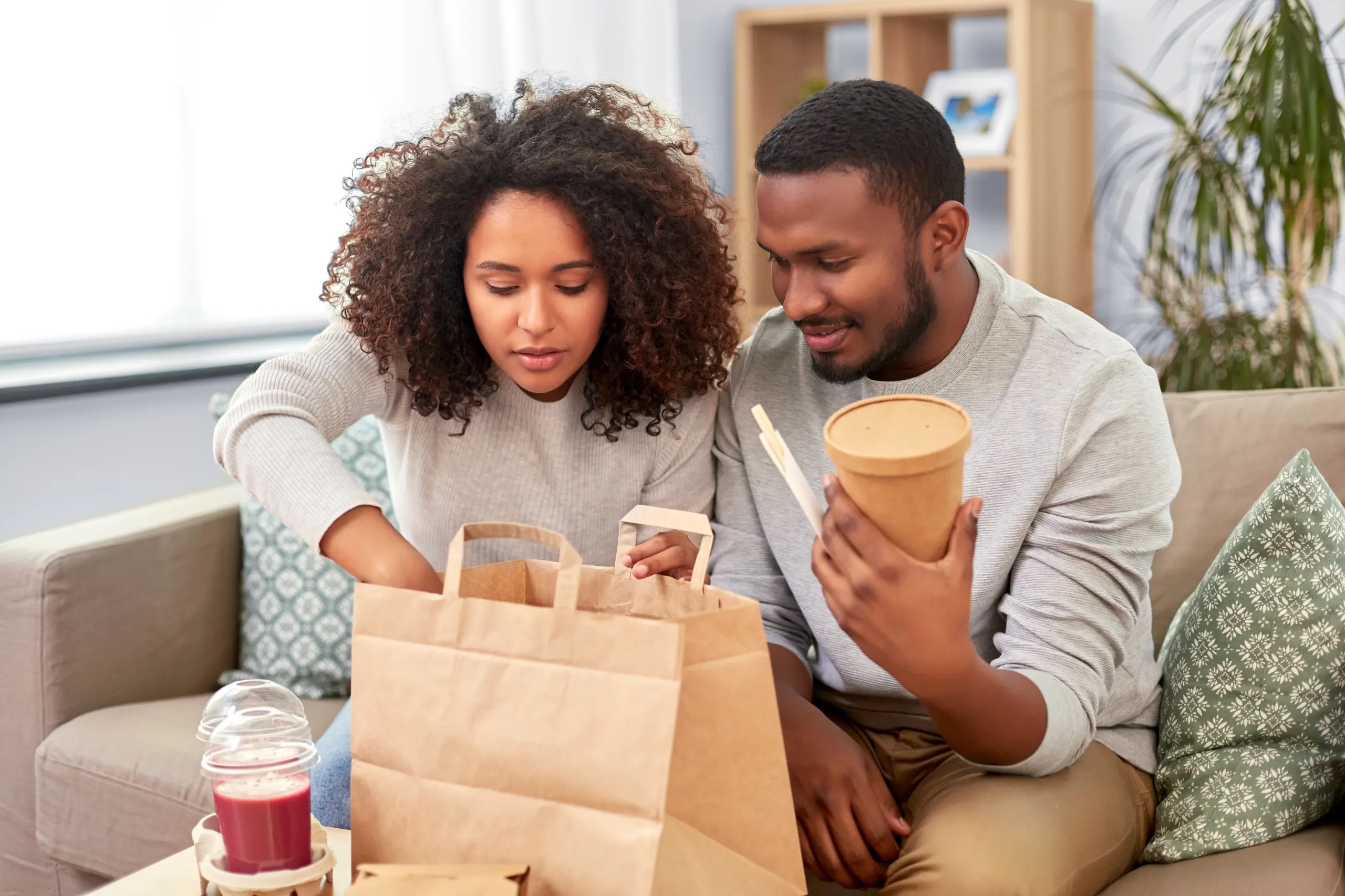 couple_with_takeout