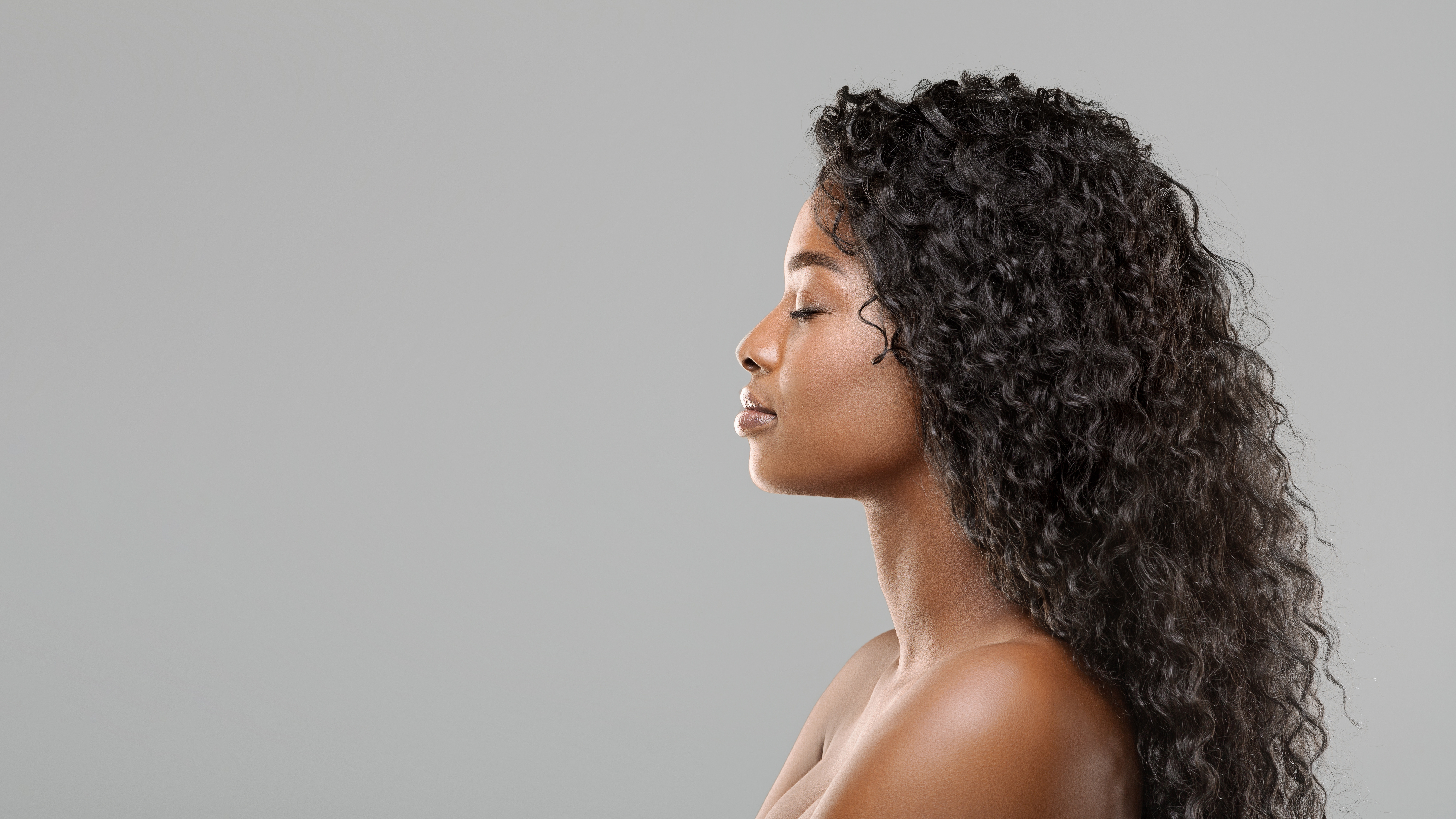 curly_hair_african_woman_grey_background