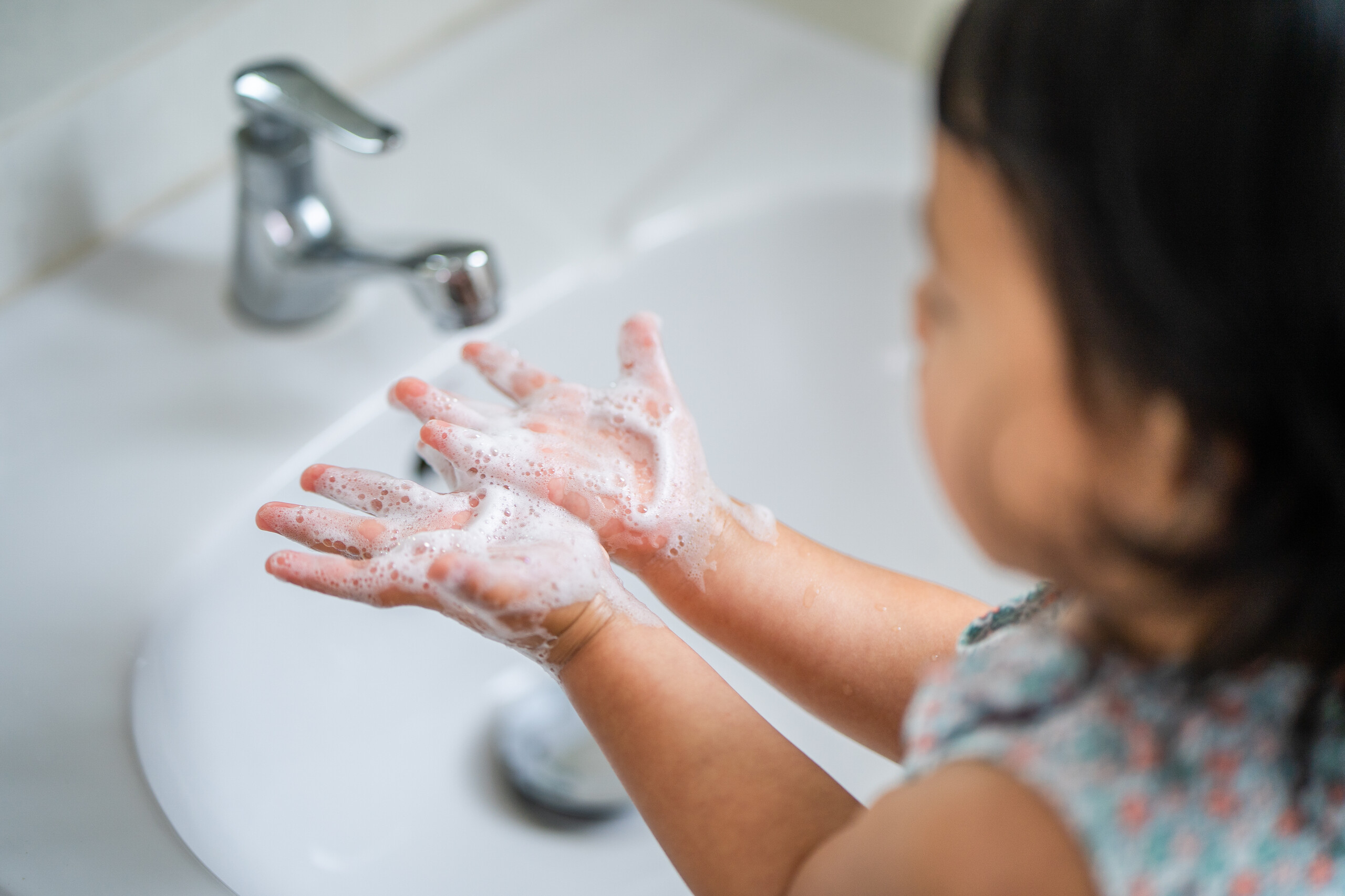 little_girl_soapy_hands