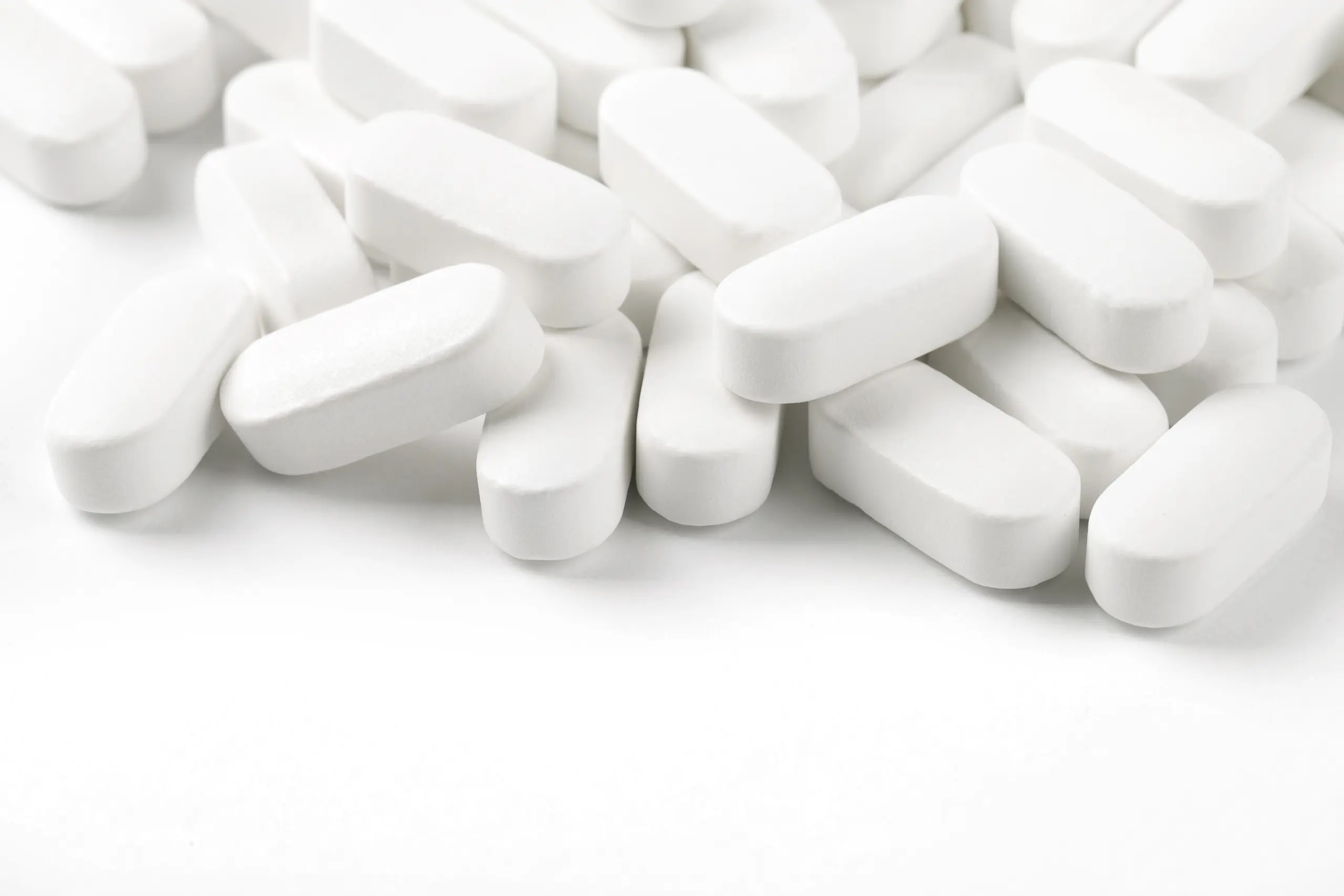 white_oval_pills_white_background